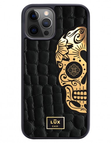 Etui premium skórzane, case na smartfon APPLE iPhone 12. Skóra crocodile czarna ze złotą blaszką i złotą czaszką.