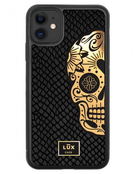 Etui premium skórzane, case na smartfon APPLE iPhone 11. Skóra iguana czarna ze złotą blaszką i złotą czaszką.