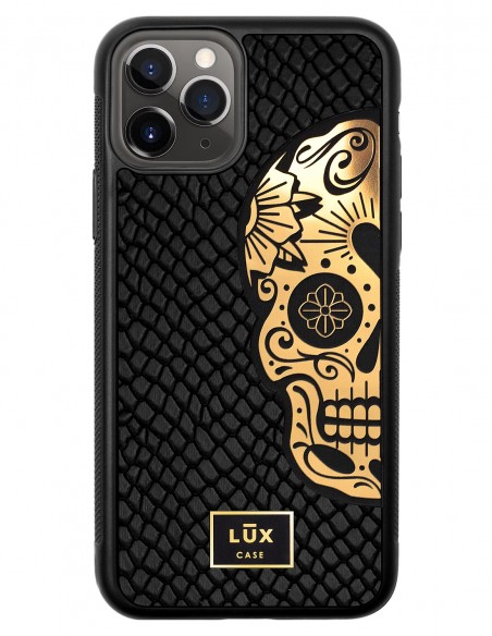 Etui premium skórzane, case na smartfon APPLE iPhone 11 PRO. Skóra iguana czarna ze złotą blaszką ze złotą czaszką.