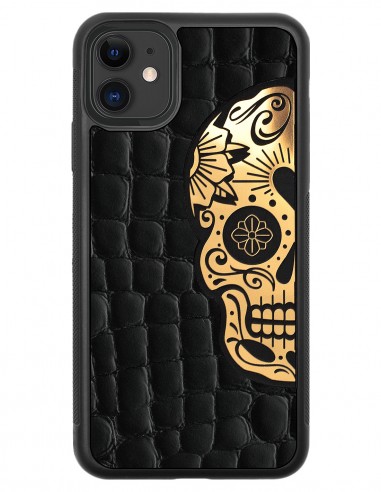Etui premium skórzane, case na smartfon APPLE iPhone 11. Skóra crocodile czarna ze złotą blaszką i czaszką.