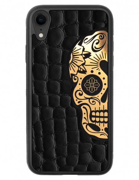Etui premium skórzane, case na smartfon APPLE iPhone XR. Skóra crocodile czarna ze złotą blaszką i złotą czaszką.