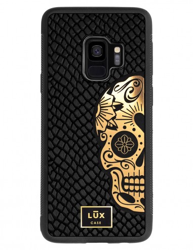 Etui premium skórzane, case na smartfon SAMSUNG GALAXY S9. Skóra iguana czarna ze złotą blaszką i czaszką.