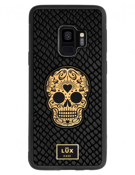 Etui premium skórzane, case na smartfon SAMSUNG GALAXY S9. Skóra iguana czarna ze złotą blaszką i czaszką.