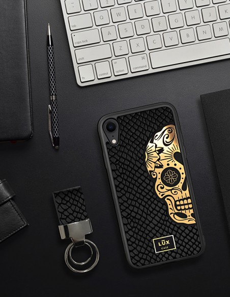 Etui premium skórzane, case na smartfon APPLE iPhone XR. Skóra iguana czarna ze srebrną blaszką i srebrną czaszką.