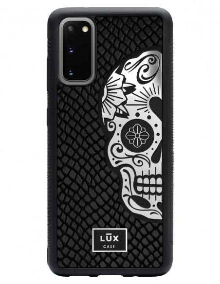 Etui premium skórzane, case na smartfon SAMSUNG GALAXY S20. Skóra iguana czarna ze srebrna blaszką i srebrną czaszką.